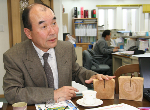 乾燥剤（左）と一般材の違いは目にも明らか