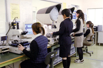 製品の徹底した検査を行う社員
