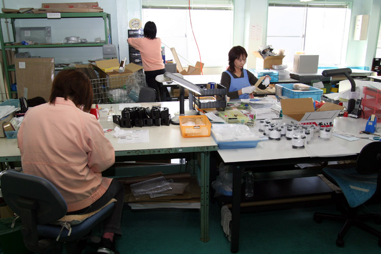 最終工程の製品梱包作業。