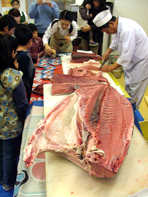 恒例のマグロの解体ショー