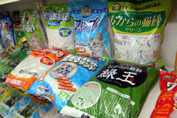 様々な種類の猫砂を販売