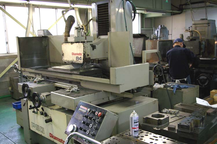 金型の仕上作業（製品を磨き上げている）