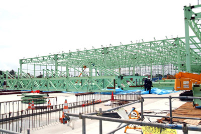 塗装工事中の現場（日立建機常陸那珂工場）