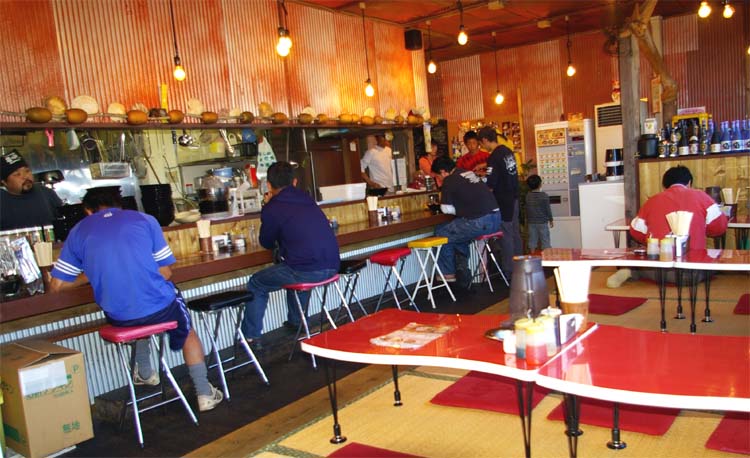 店内の様子。休日は家族連れも多い。